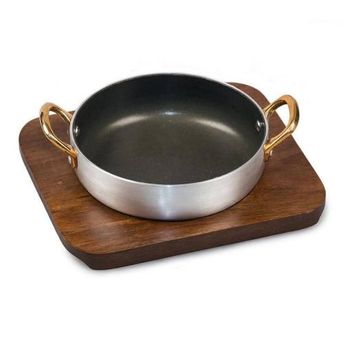 Non-stick aluminum skillet 500 ml for serving on a wooden base,