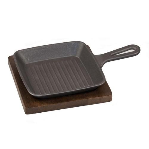 Black aluminum pan (15.5*15.5*2.5 cm) for serving on wooden stand, P.L